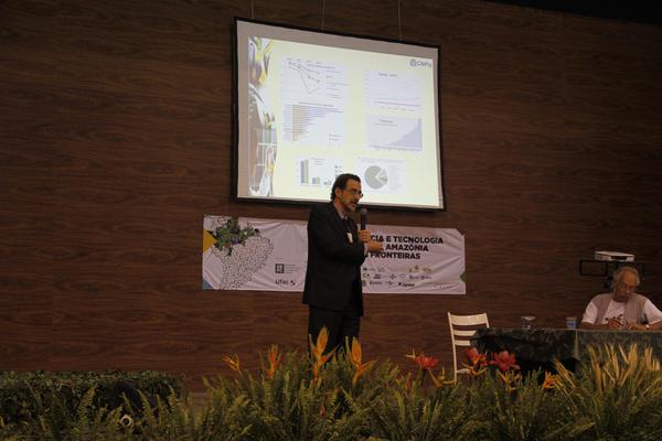  Conferência do Diretor de Cooperação Institucional do CNPq, Paulo Sérgio Lacerda Beirão, intitulada Publicações ou patentes: um falso dilema da ciência no Brasil. Teatro da UFAC, em 24 de julho de 2014.