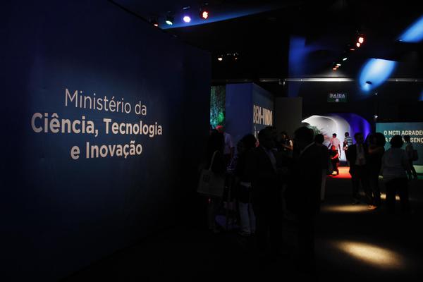  Pavilhão do Ministério da Ciência, Tecnologia e Inovação (MCTI), com apresentação virtual sobre as entidades vinculadas e unidades de pesquisa.