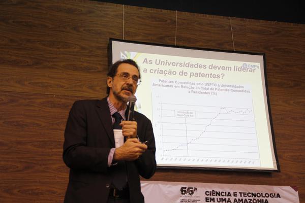  Conferência do Diretor de Cooperação Institucional do CNPq, Paulo Sérgio Lacerda Beirão, intitulada Publicações ou patentes: um falso dilema da ciência no Brasil. Teatro da UFAC, em 24 de julho de 2014.